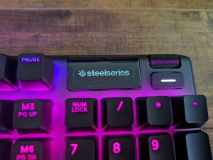 Display der SteelSeries Apex Pro HyperMagnetic Gaming-Tastatur