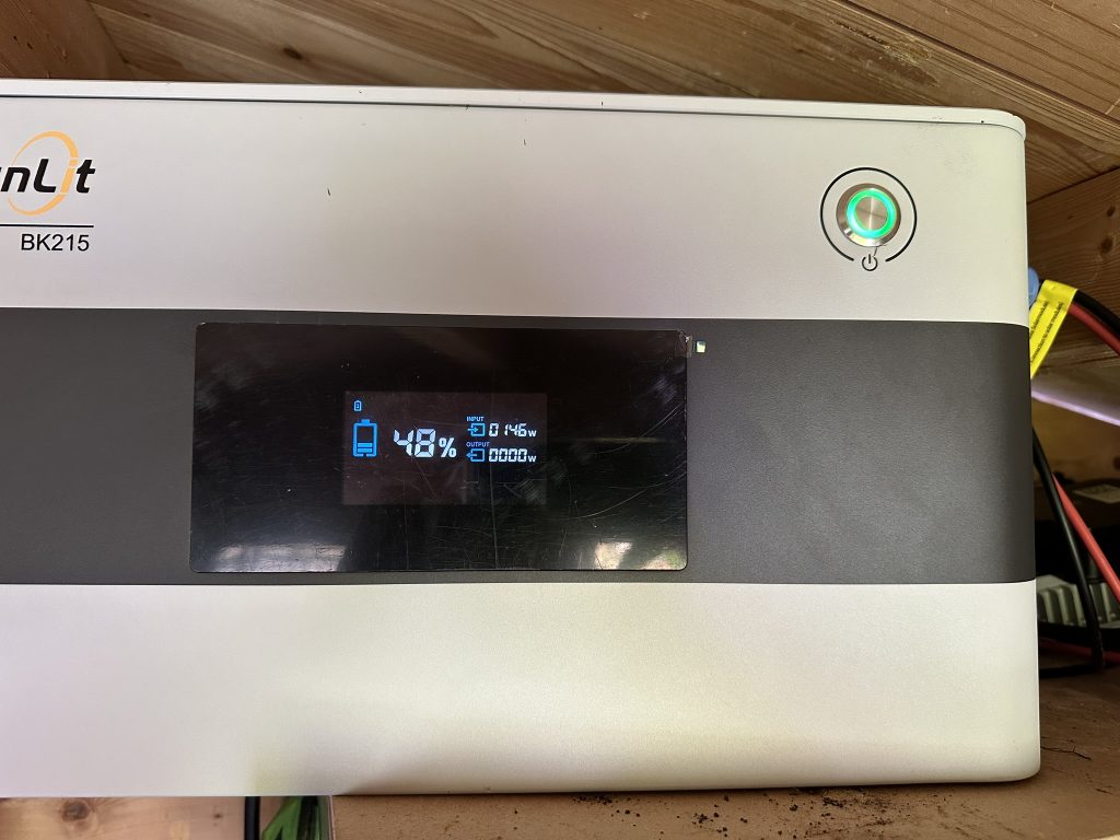 Display des Speichers des Sunlit 800 Watt Easy Switch Balkonkraftwerk-Sets inklusive Speicher 2150 kW