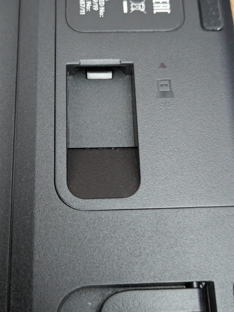 Dongle-Fach der Logitech G915 LIGHTSPEED TKL Gaming-Tastatur