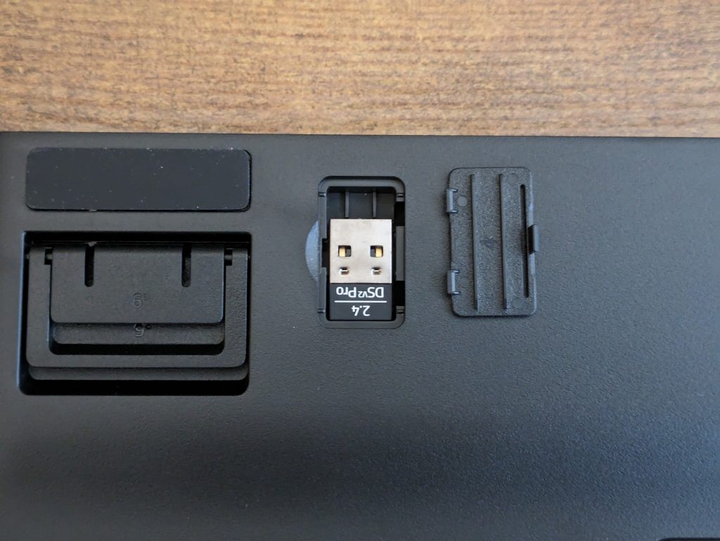 Dongle-Fach der Razer Deathstalker V2 Pro Gaming-Tastatur geöffent und mit Dongle
