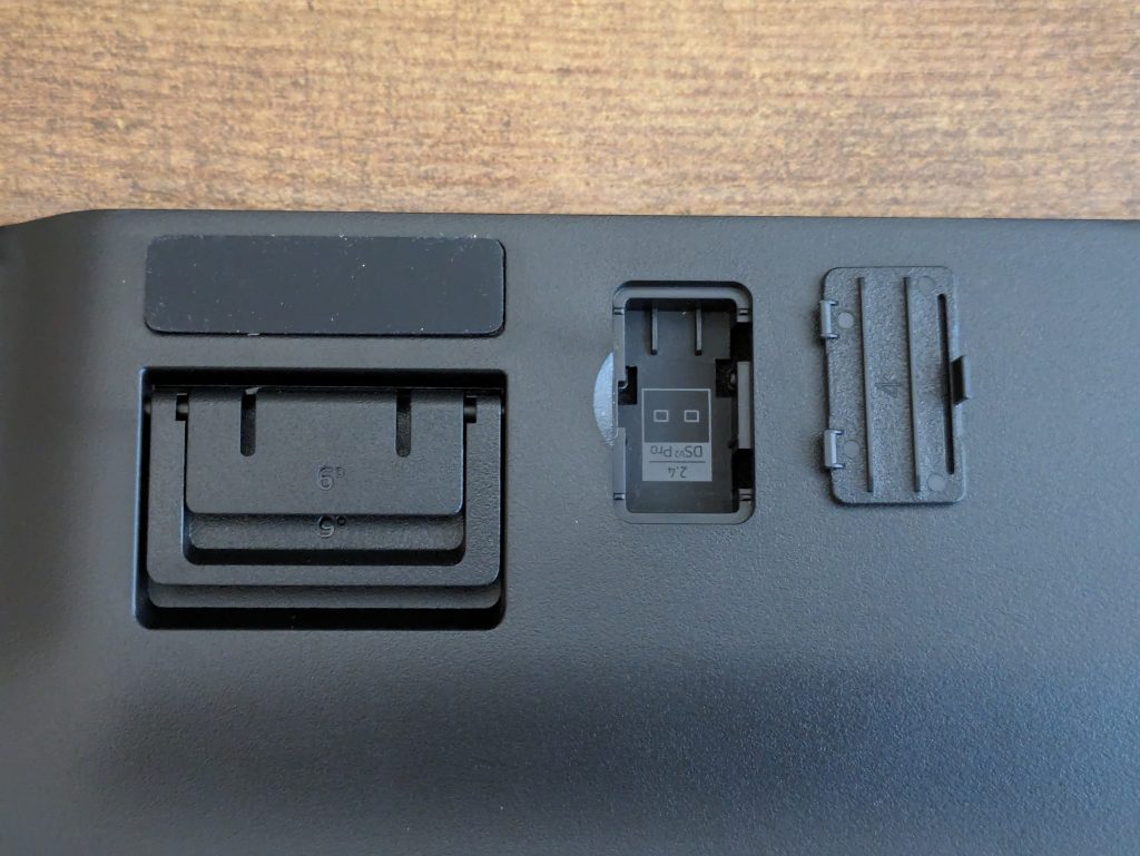 Dongle-Fach der Razer Deathstalker V2 Pro Gaming-Tastatur geöffnet