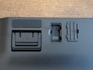 Dongle-Fach der Razer Deathstalker V2 Pro Gaming-Tastatur geöffnet