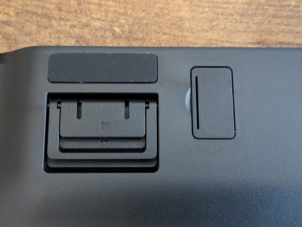 Dongle-Fach der Razer Deathstalker V2 Pro Gaming-Tastatur verschlossen
