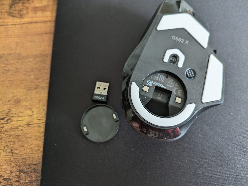 Dongle der Logitech G502 X PLUS Gaming-Maus außerhalb der Maus