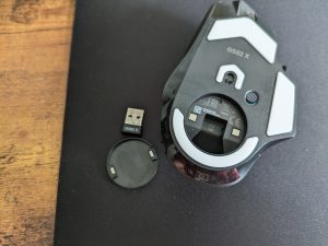 Dongle der Logitech G502 X PLUS Gaming-Maus außerhalb der Maus