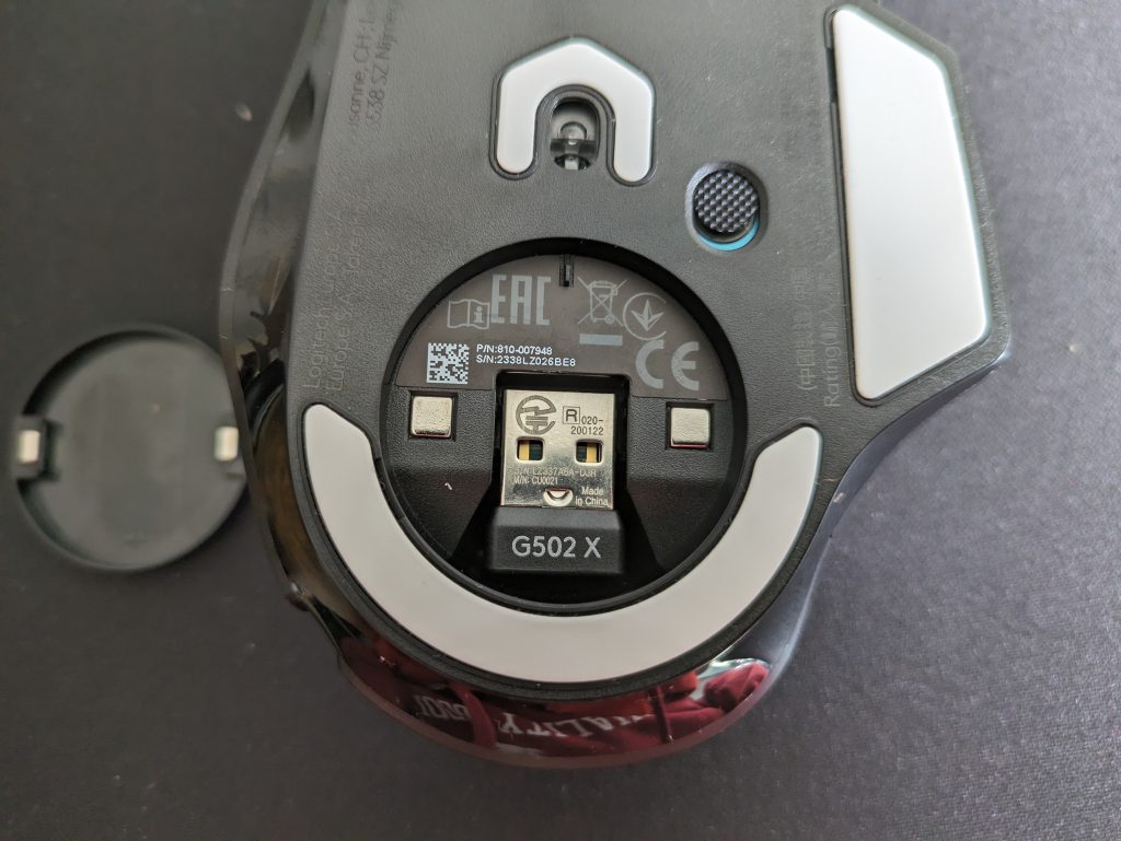 Dongle der Logitech G502 X PLUS Gaming-Maus in der Maus
