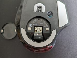 Dongle der Logitech G502 X PLUS Gaming-Maus in der Maus