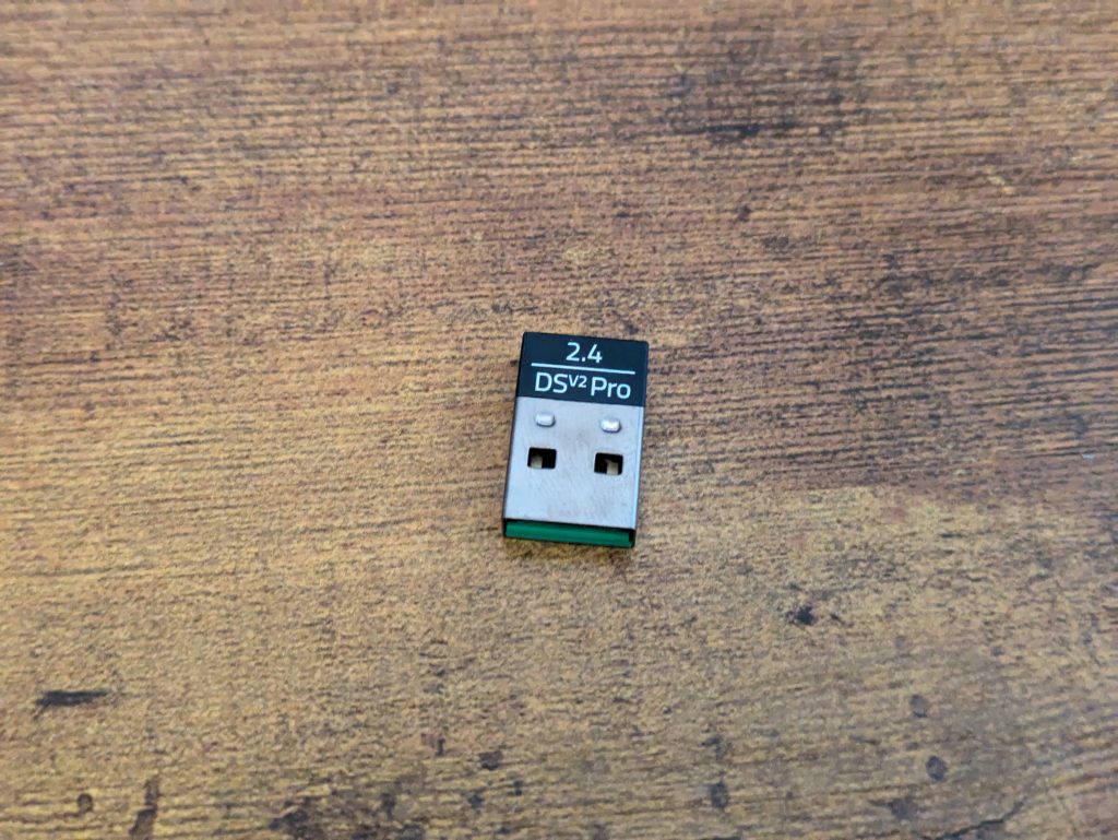 Dongle der Razer Deathstalker V2 Pro Gaming-Tastatur