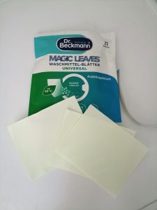 Dr. Beckmann MAGIC LEAVES Waschmittel, Verpackung mit drei Waschblättern