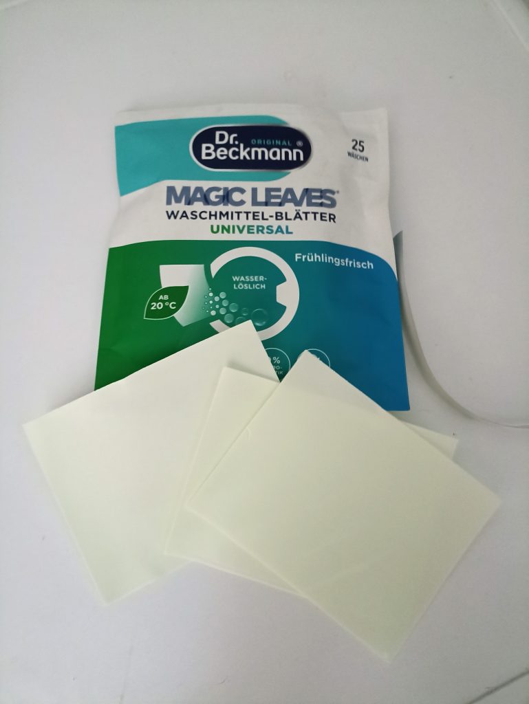 Dr. Beckmann MAGIC LEAVES Waschmittel, Verpackung mit drei Waschblättern