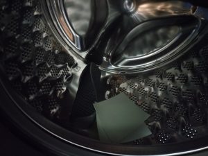Dr. Beckmann MAGIC LEAVES Waschmittel, zwei Waschblätter in der Trommel