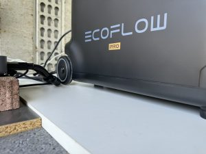 EcoFlow DELTA Pro Powerstation von der Seite in der Nahansicht