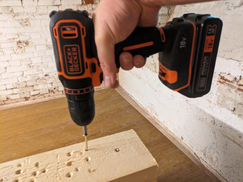 Einschrauben mit dem Black+Decker ‎BDCDC18 Akku-Bohrschrauber in Holz