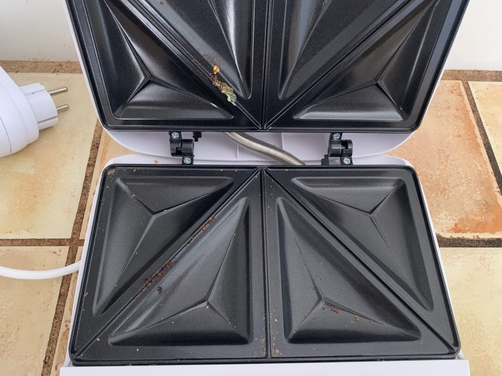 Emerio ST-109724.3 Sandwichmaker nach der Zubereitung eines 3-Minuten-Sandwiches