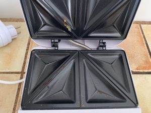 Emerio ST-109724.3 Sandwichmaker nach der Zubereitung eines 3-Minuten-Sandwiches