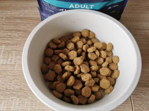 Eukanuba Adult Hundetrockenfutter im Napf