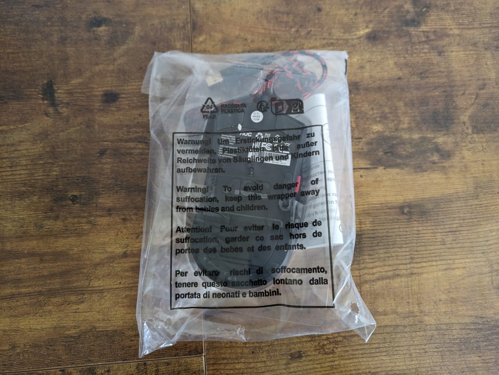 Folienverpackung der AOC Agon AGM700 Gaming-Maus von unten