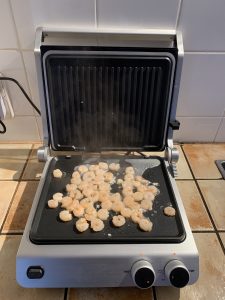 GASTROBACK® 42537 Design BBQ Pro Kontaktgrill bei der Zubereitung von Garnelen