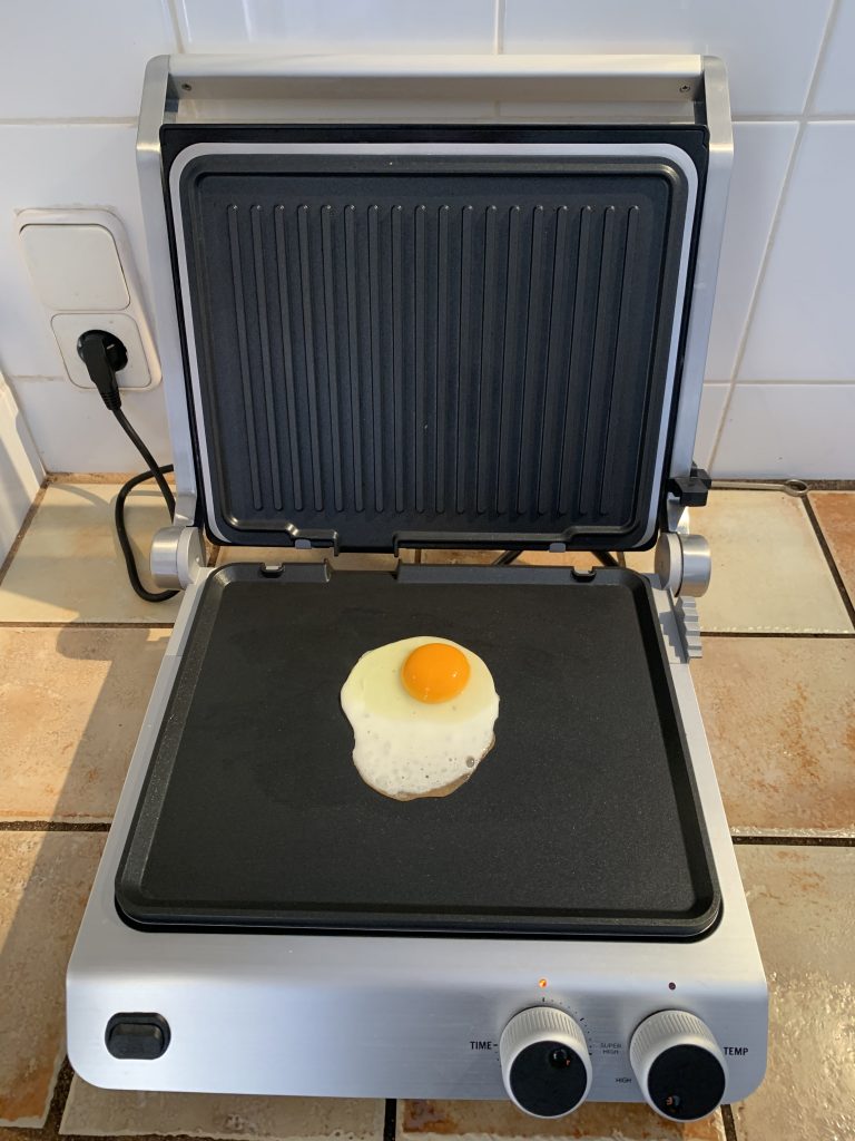 GASTROBACK® 42537 Design BBQ Pro Kontaktgrill beim Braten eines Spiegeleis