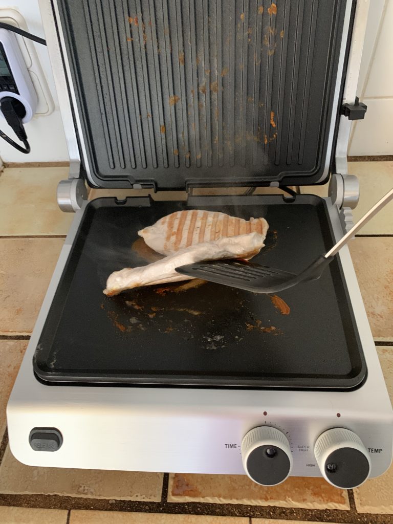GASTROBACK® 42537 Design BBQ Pro Kontaktgrill beim Herausheben des Grillguts