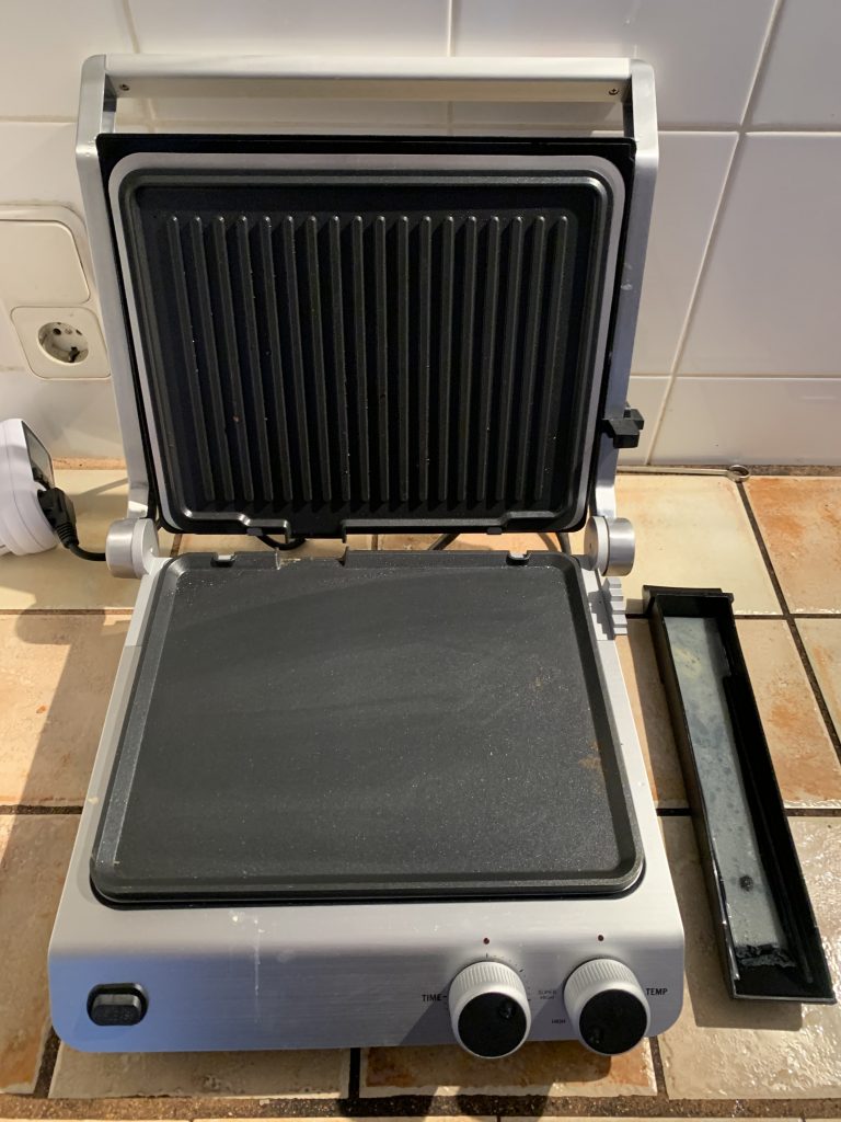 GASTROBACK® 42537 Design BBQ Pro Kontaktgrill mit Flüssigkeiten in der Fettauffangschale