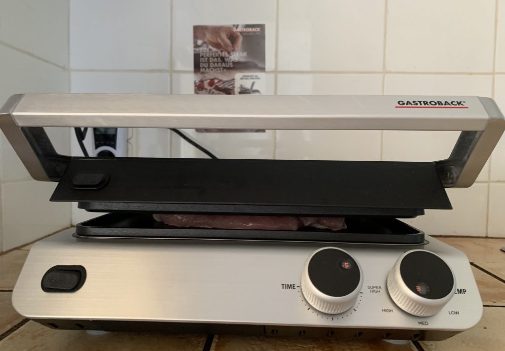 GASTROBACK® 42537 Design BBQ Pro Kontaktgrill mit Grillgut und verschlossenem Deckel