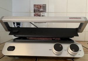 GASTROBACK® 42537 Design BBQ Pro Kontaktgrill mit Grillgut und verschlossenem Deckel