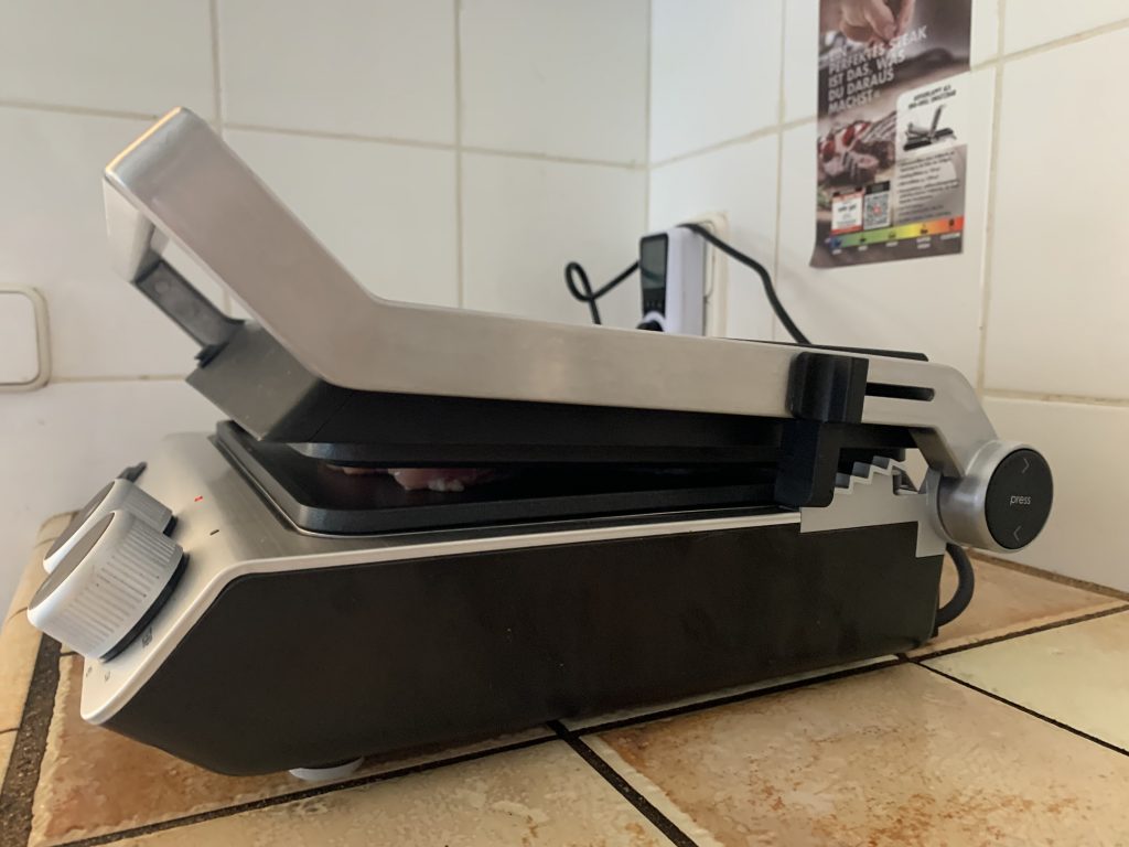 GASTROBACK® 42537 Design BBQ Pro Kontaktgrill mit eingelegtem Grillgut von der Seite