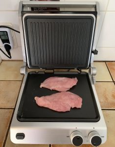 GASTROBACK® 42537 Design BBQ Pro Kontaktgrill mit frisch eingelegtem Grillgut