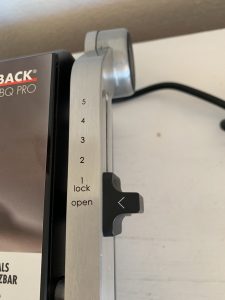 Gastroback 42537 Design BBQ Pro Kontaktgrill Nahaufnahme Höhenregler für Deckel
