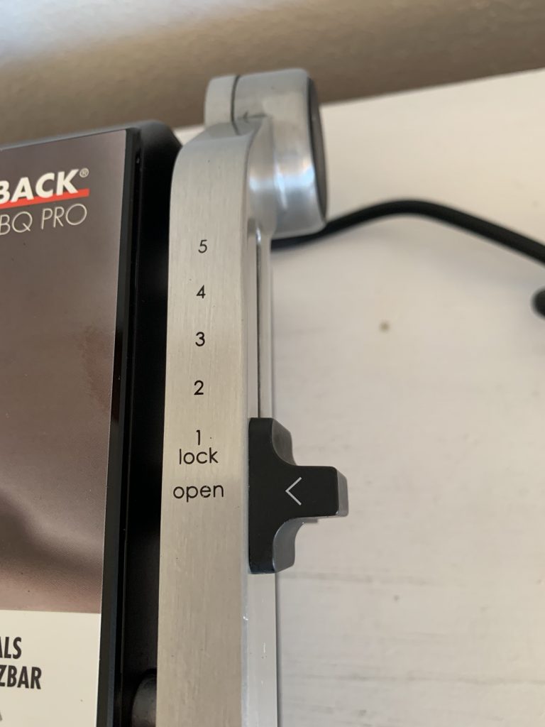 Gastroback 42537 Design BBQ Pro Kontaktgrill Nahaufnahme Höhenregler für Deckel
