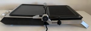 Gastroback 42537 Design BBQ Pro Kontaktgrill aufgeklappt als Flächengrill