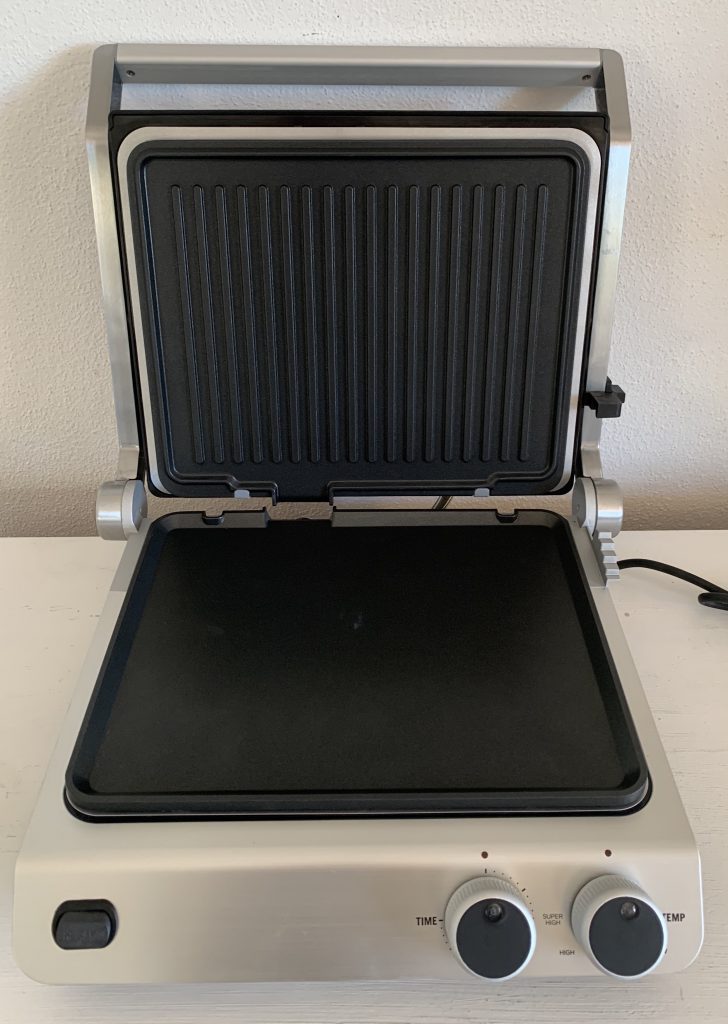 Gastroback 42537 Design BBQ Pro Kontaktgrill aufgeklappt mit Blick auf die Grillplatten