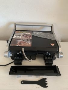 Gastroback 42537 Design BBQ Pro Kontaktgrill mit Auffangschale und Reinigungsschaber