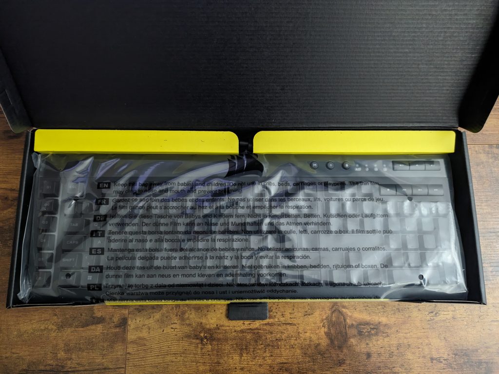 Geöffnete Verpackung der Corsair K55 RGB PRO Gaming-Tastatur