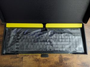 Geöffnete Verpackung der Corsair K55 RGB PRO Gaming-Tastatur