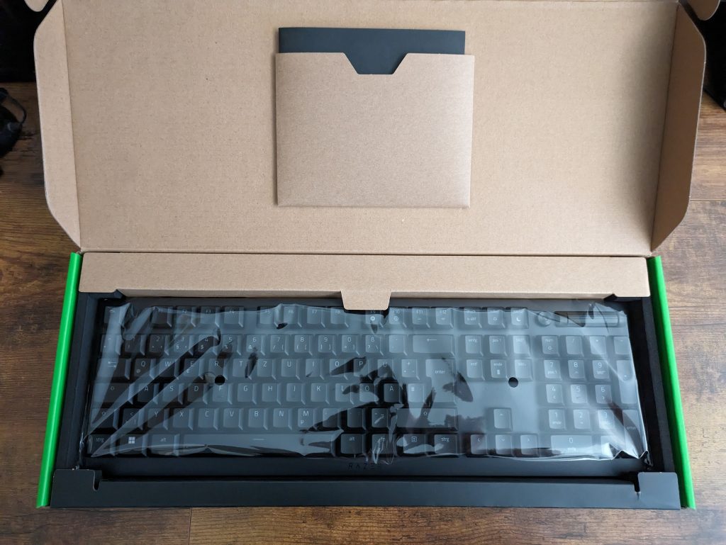 Geöffnete Verpackung der Razer Deathstalker V2 Pro Gaming-Tastatur