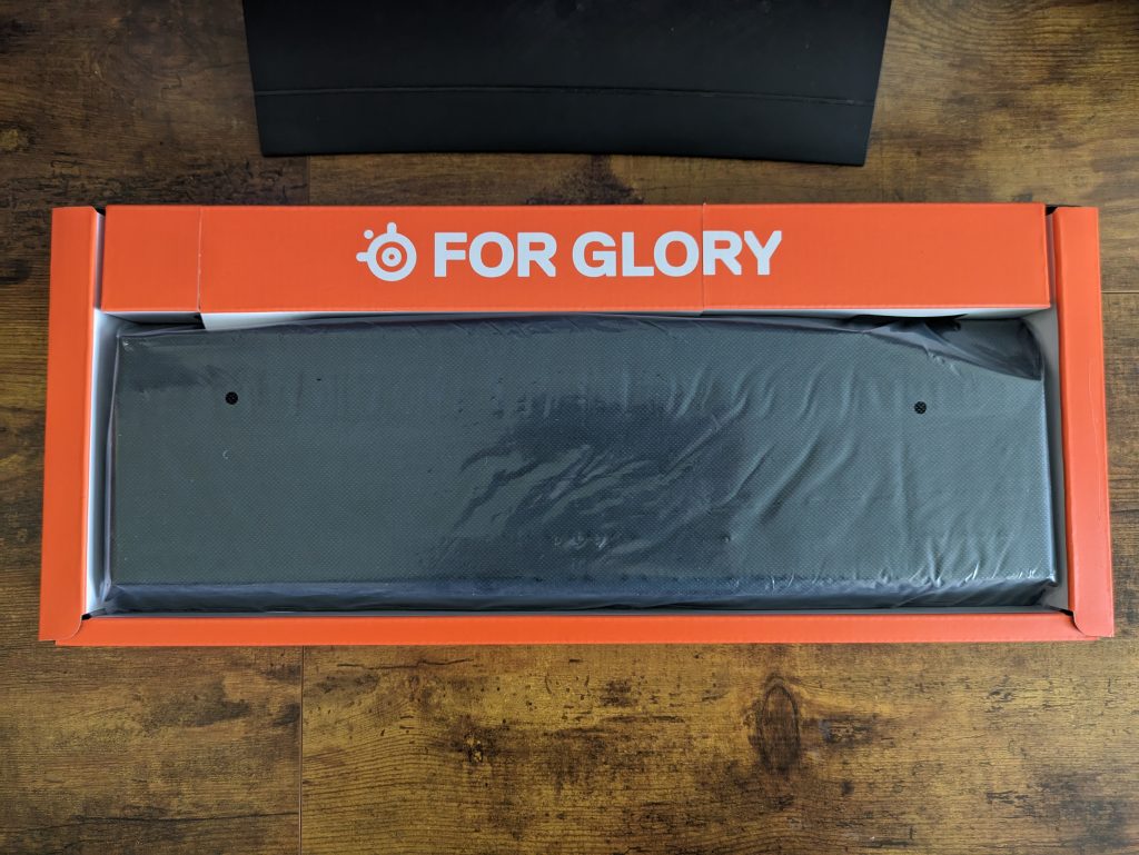 Geöffnete Verpackung der SteelSeries Apex Pro HyperMagnetic Gaming-Tastatur
