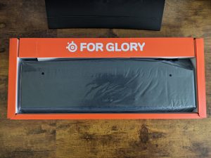 Geöffnete Verpackung der SteelSeries Apex Pro HyperMagnetic Gaming-Tastatur