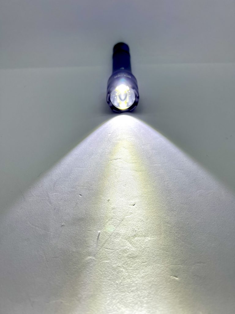 Anker Bolder LC40 Taschenlampe Leuchttest