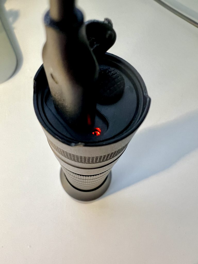 Anker Bolder LC40 Taschenlampe im Lademodus