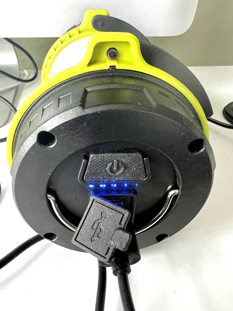 Lighting Ever Taschenlampe beim Aufladen