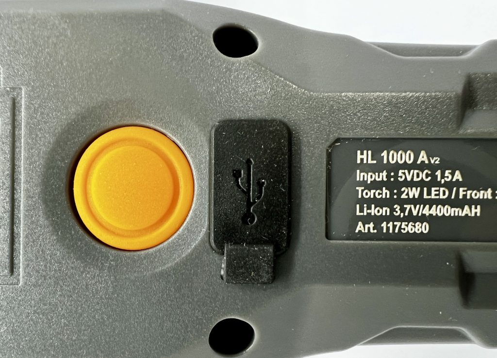 HL 1000 A von Brennenstuhl Taschenlampe Einschaltknopf und Ladeport