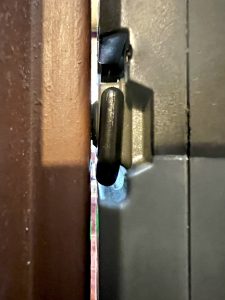Ledlenser MT14 LED Taschenlampe mit Magneten an Metall geheftet