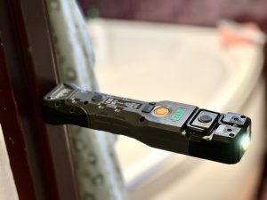Ledlenser MT14 LED Taschenlampe mit Magneten an Metall geheftet
