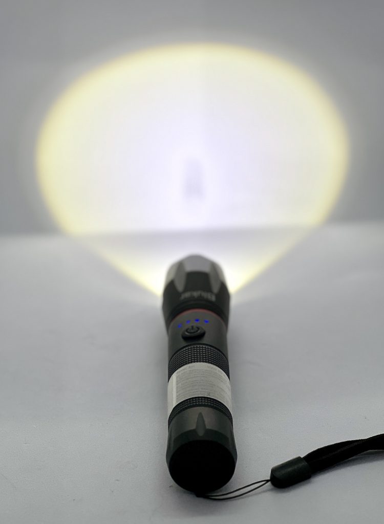 Blukar K9137 Taschenlampe angeschaltet