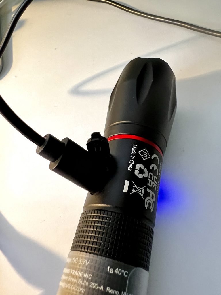 Blukar K9137 Taschenlampe beim Aufladen