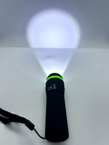Mini-LED-Taschenlampe Zoom Flashlight von HyCell angeschaltet