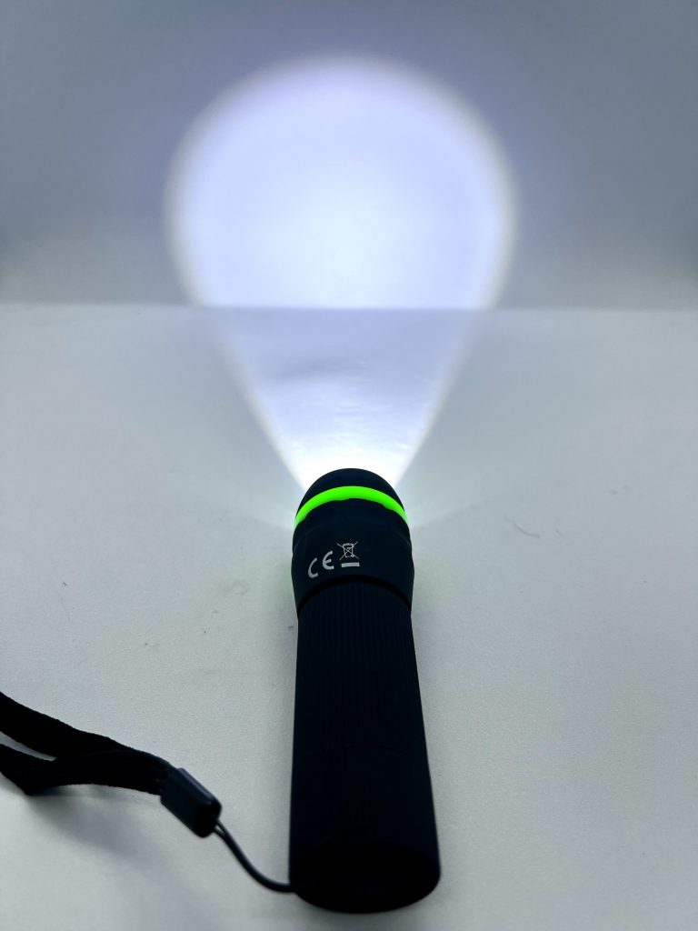 Mini-LED-Taschenlampe Zoom Flashlight von HyCell angeschaltet