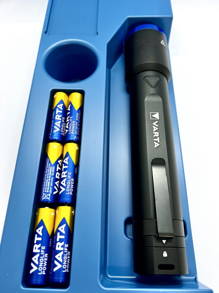 VARTA F40 NIGHT CUTTER Taschenlampe in der Verpackung